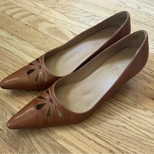 Nine West Y2K tan/brown pointed toe pumps kitten heels, with cutouts Size 9.5